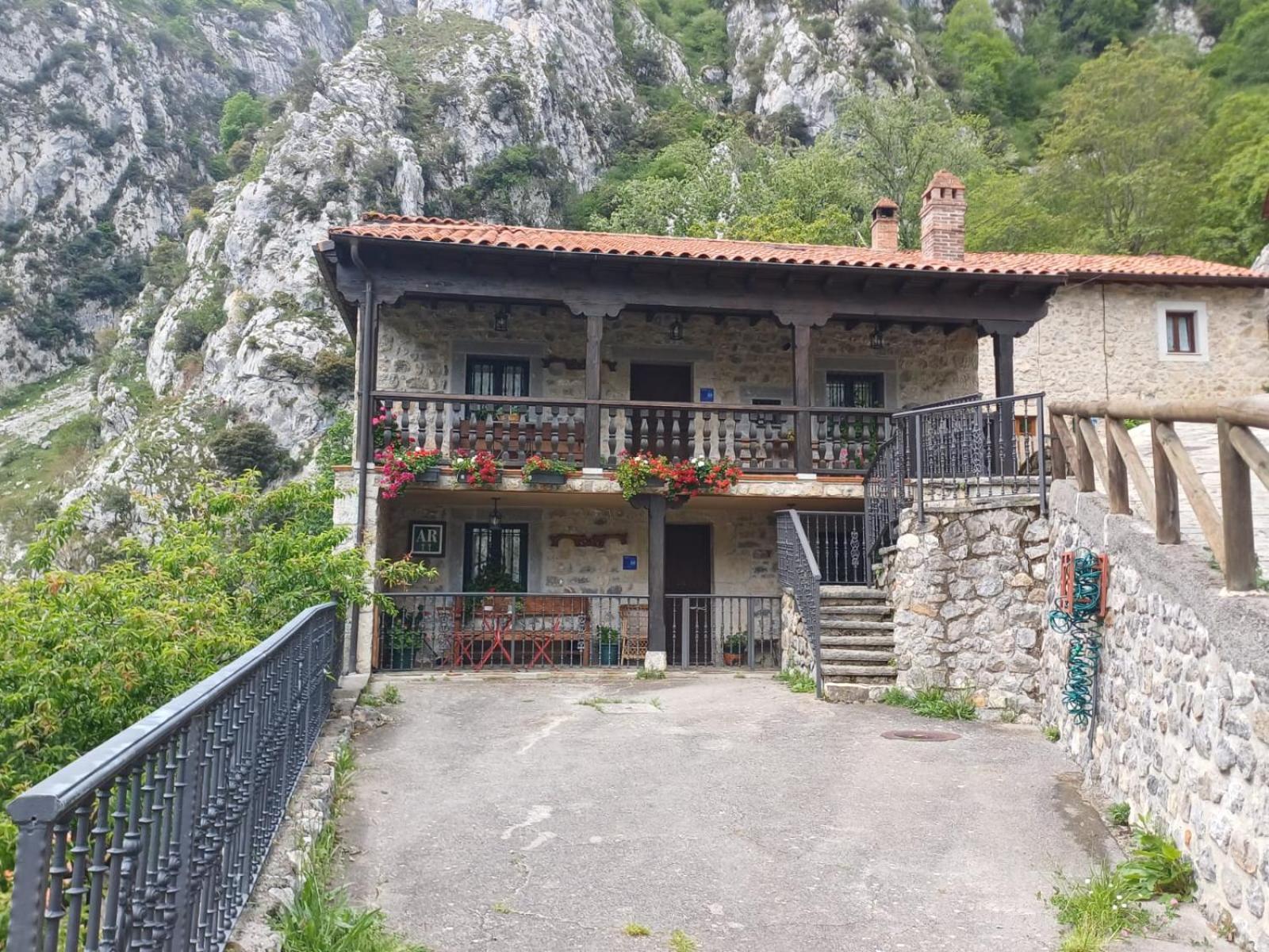 El Portal Del Abuelo Lägenhet Arenas De Cabrales Exteriör bild
